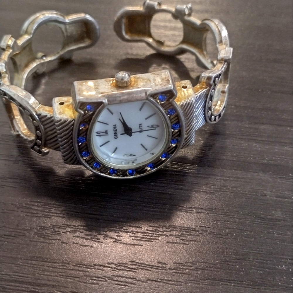 Woman Horse Shoe Bangle Watch
